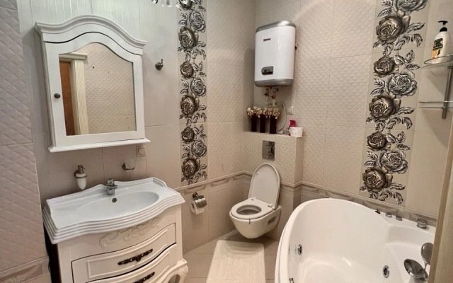 Квартира Мерцание камина и пузырьки джакузи