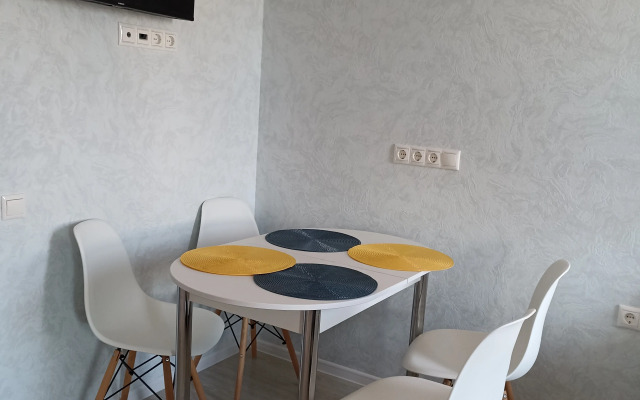 Vidovaya kvartira s oknami na reku Flat