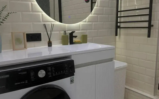 Svetlaya Uyutnaya Dvukhkomnatnaya Vozle Metro Flat