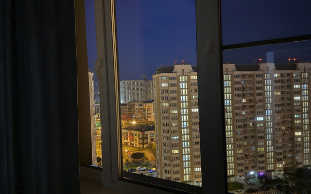 S Panoramnym Ostekleniem I Dizaynerskim Remontom Flat