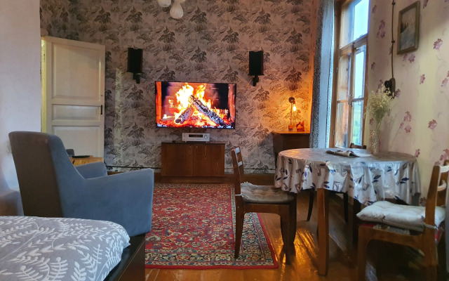 V Starinnom Osobnyake  voskresenskaya - Pamyatnik Provintsialnogo Klassitsizma Flat