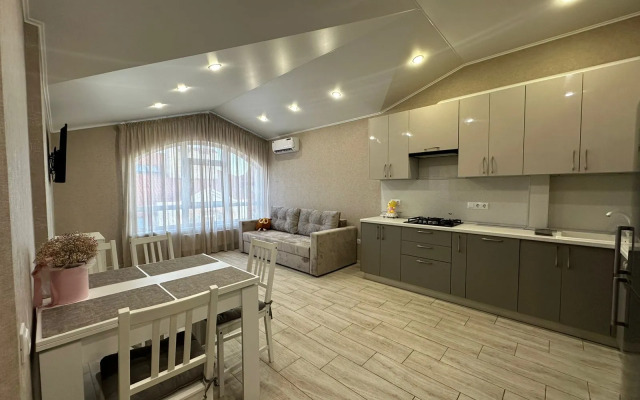 Dvukhurovnevaya S Vidom Na More Flat