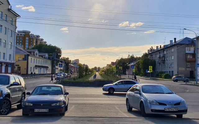 V Tsentre U Parka Izumrudnyij Apartments