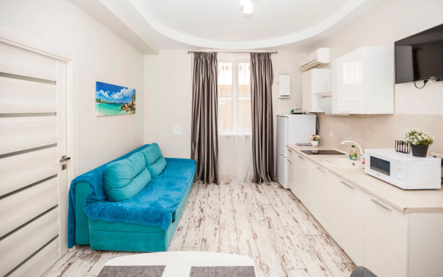 U Morya S Basseinom v ZhK Solnechnyij apt12 Apartment