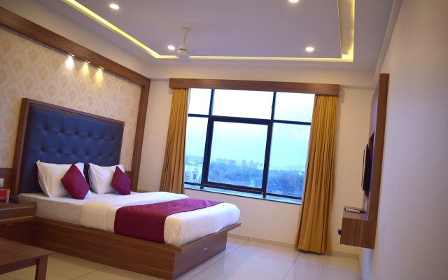 Royal Square by Sky Stays Hotel