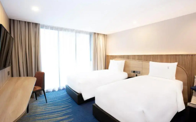 Holiday Inn Express and Suites Bangkok Central Pier by IHG