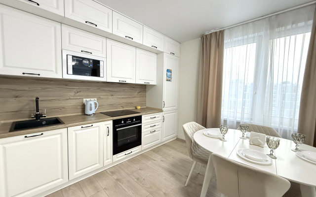 Апартаменты Элитные на берегу реки Тура с видом на Мост Влюбленных