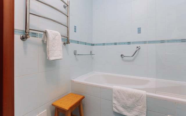 Prostornaya I Uyutnaya Dvukhkomnatnaya Flat
