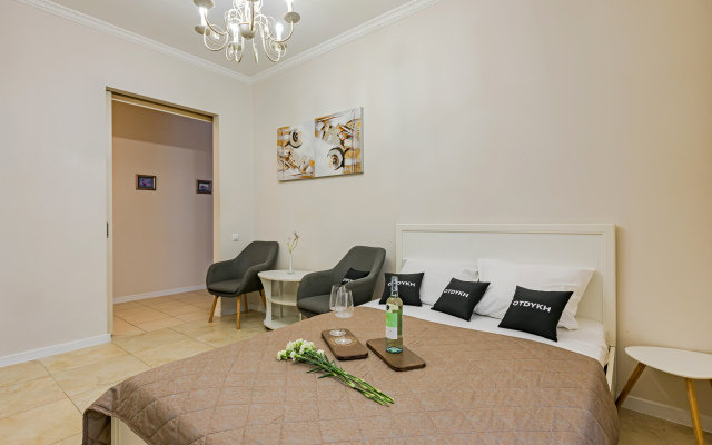 Naprotiv Belorusskogo Tsirka Flat