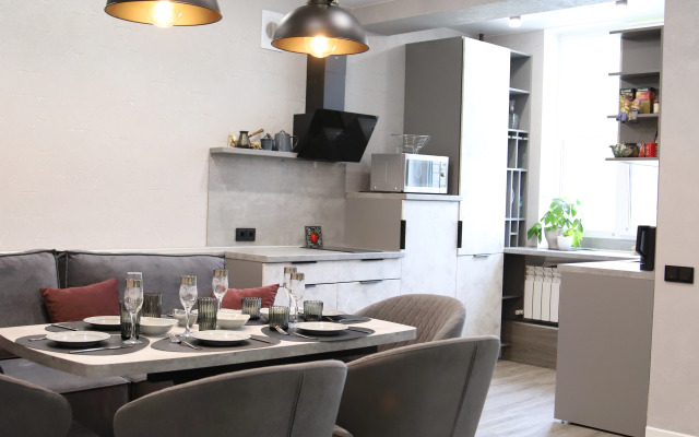 S Otdelnym Vkhodom I Verandoy Flat
