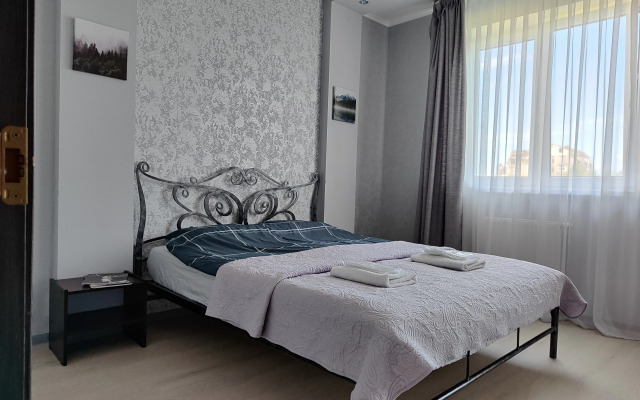 Dvukhurovnevaya U Morya Flat
