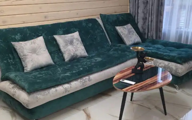 S Basseynom v Guamke Private House