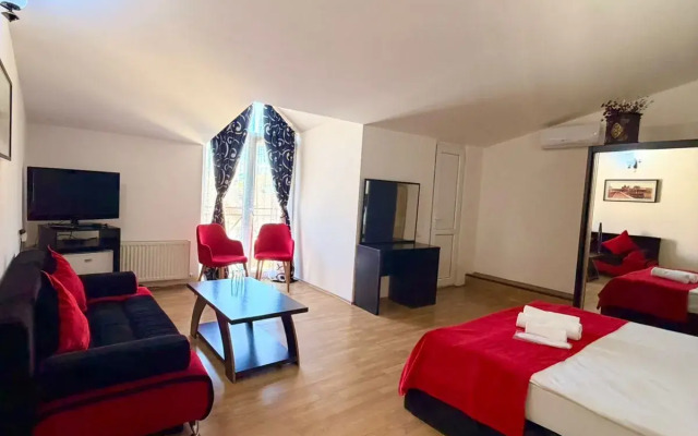 Отель Qeroli old town