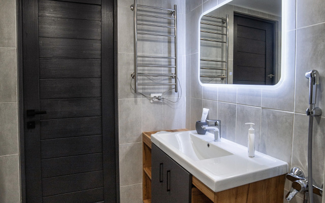 Sovremennaya dvukhurovnevaya studiya Flat