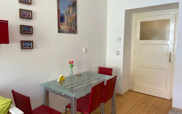 Flora Apartments