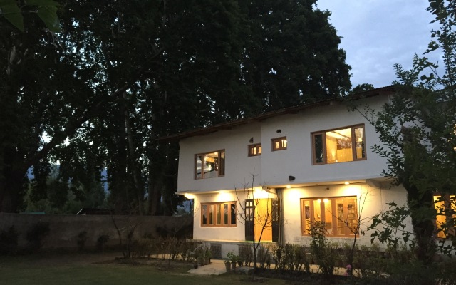 Chinar Bay Hotel