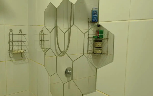 Частный дом с баней и пирсом на берегу пруда