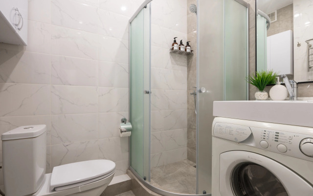 Uyutnaya s basseynom vozle morya Flat