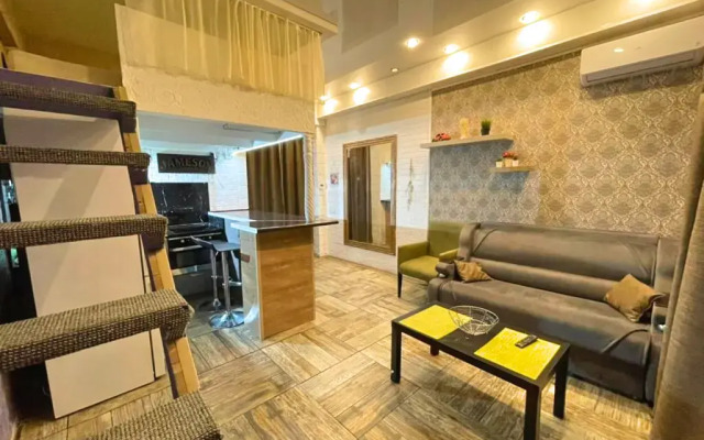 Na Belykh Akatsiyakh Flat