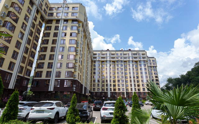 Dvukhurovnevaya U Reki S Vidom Na Goru Flat