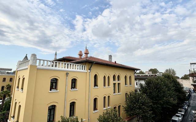 Schastlivyi dom Pantera House