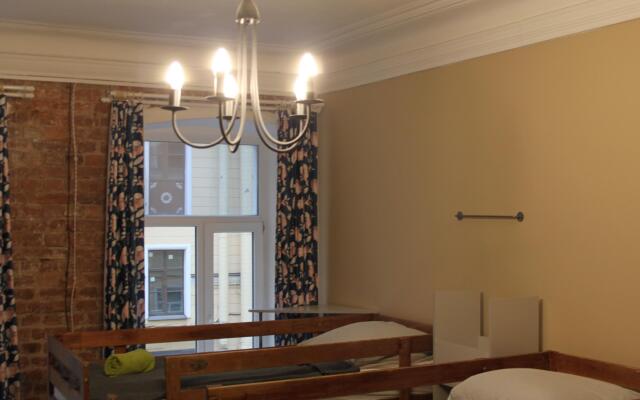 Old Flat Na Sovetskoy Hostel