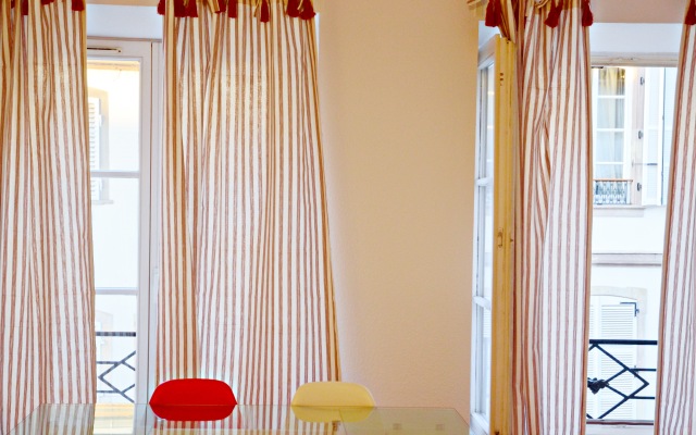 Quatre Chaises Apartments