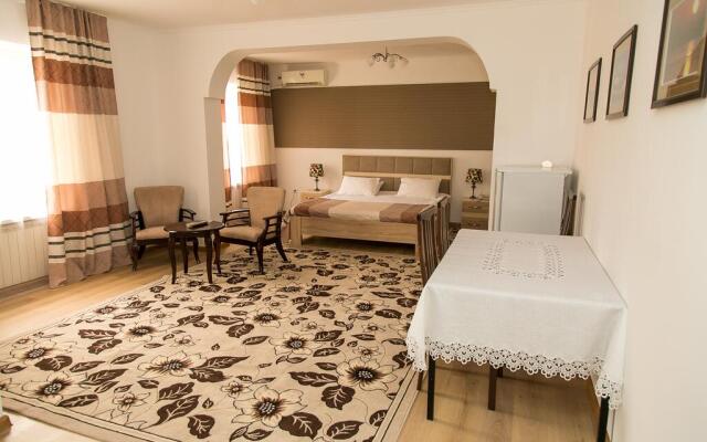 Mirazh Hotel