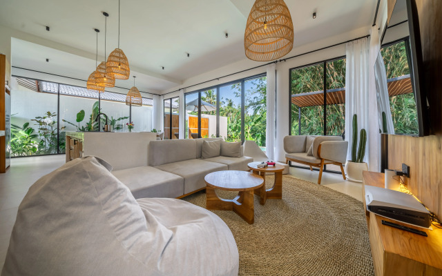 Novaya, Vid na Tropiki, Ogromny Basseyn, Jungle Ubud Villa