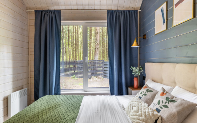 Частный дом в еловом лесу