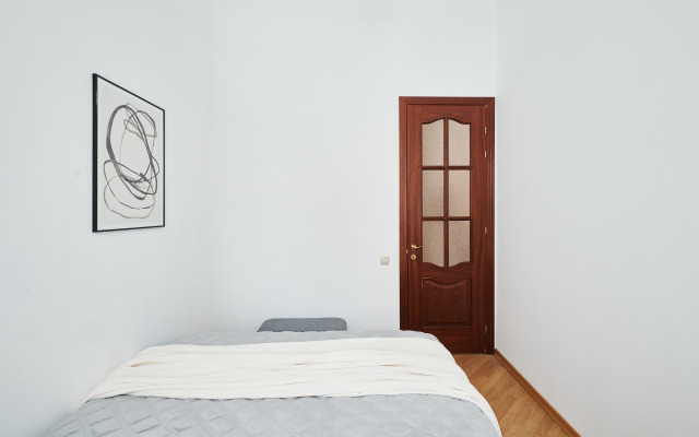 GM YArkaya Trekhkomnatnaya u Krasnoj Ploshchadi Apartments