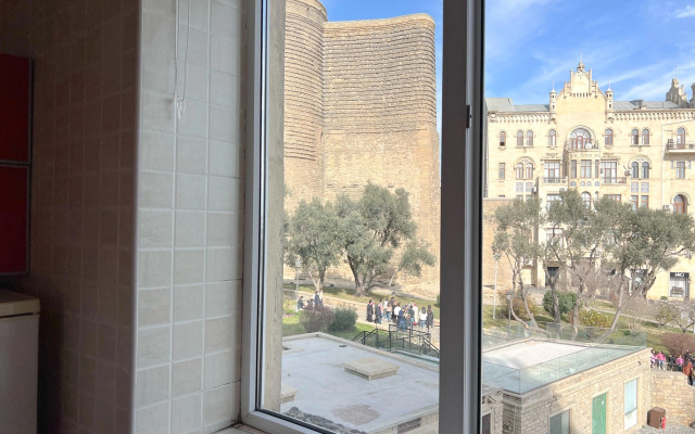 Okolo Devichyey Bashni, Stary Gorod/Baku Apartments