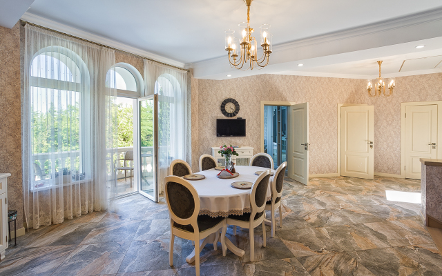 Roza Vetrov Guest House