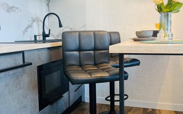 Studiya S Dizaynerskim Remontom S Baseynom I Balkonom Apartaments