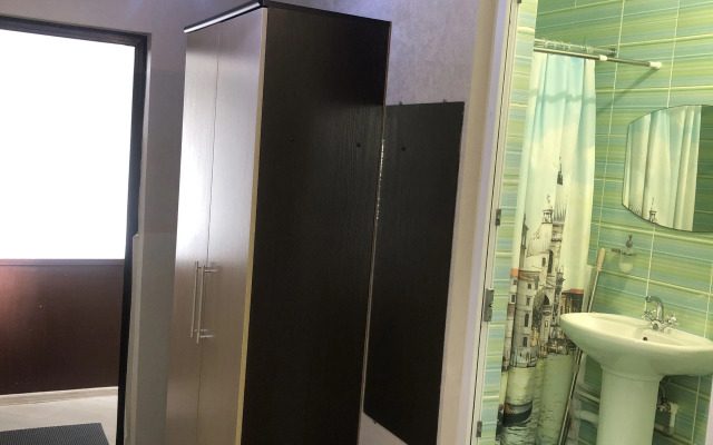 Semeyny Uluchshenny Trekhmestny S Vannoy Komnatoy Apartment