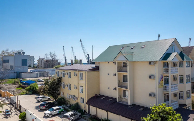 U Morya S Basseinom V ZhK Solnechnyij Apr42 Apartments