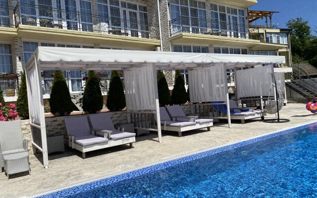 Cromwell White Hotel