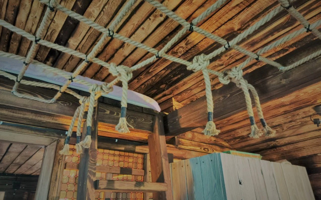 Частный дом в лесу у реки