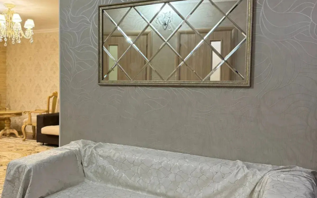 Shikarnye Bolshye I Prostornye V Novom Tsentre Uralska Apartments
