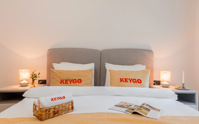 KeyGo #0157, 2 Bedroom Design with Balcony Apartments