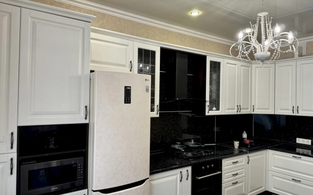 145 S Balkonom I Vitrazhnym Ostekleniem Flat