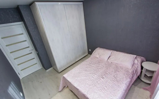 Evrodukhkomnatnaya so stilnym remontom v tsentre Flat