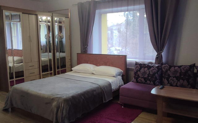 Studiya v fioletovykh tonakh Flat