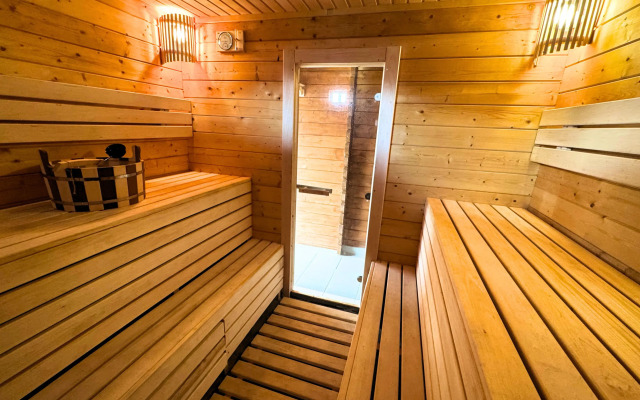 Частный дом с бассейном и баней