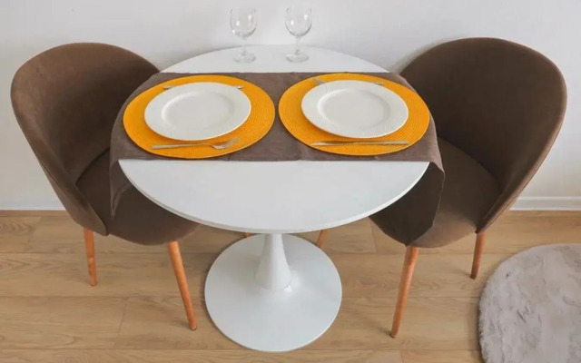Uyutnaya Studiya Na Troikh Apartments