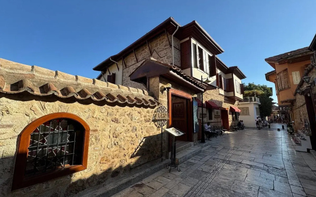 Belmondo Suites
