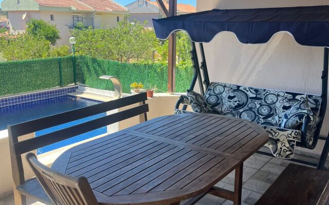Cesme Aile Dostu Havuzlu Villa