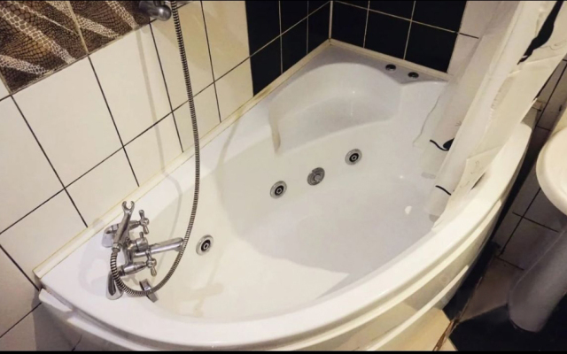 S Dzhakuzi V Tsentre Kalugi Flat
