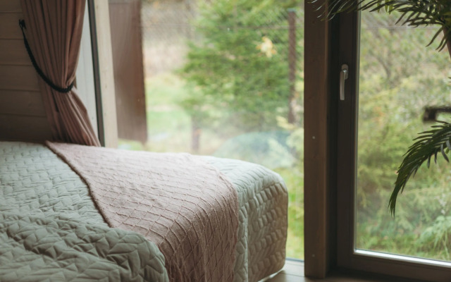 Частный дом с баней бочкой у воды и леса