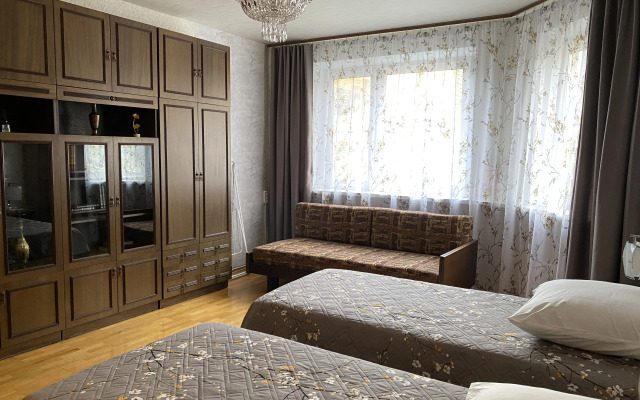 U stantsii Filevskiy Park Flat